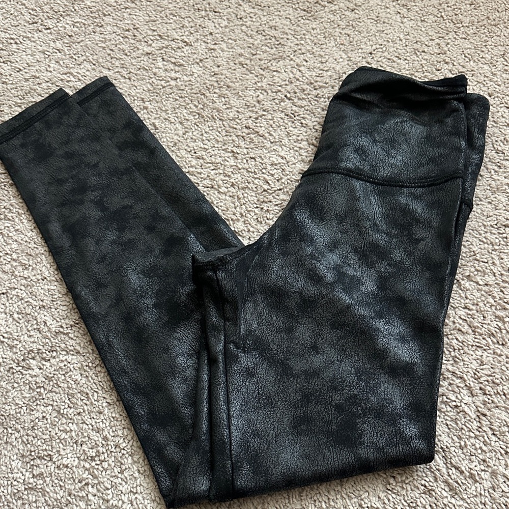 Strut! This women Black Textured Leggings